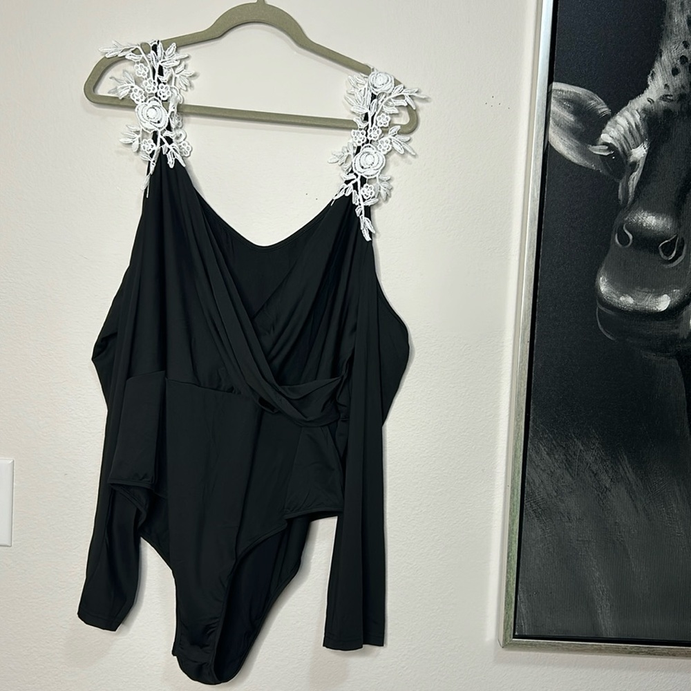 SHEIN Curve 4X Body Suit Black with white Flower design Starps